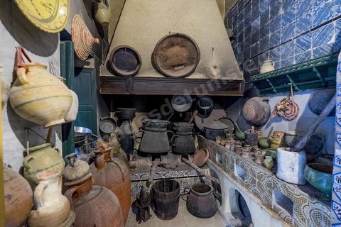 Dar Essid, maison bourgeoise du XVème siècle qui abrite un musée privé d'arts et de traditions, avec de beaux patios, des pièces et salons traditionnels richement décorés avec mobiliers, décorations murales, mais aussi objets de la vie quotidiennes et costumes et bijoux traditionnels. Sousse ou la perle du Sahel. 