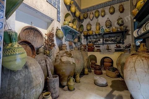 Dar Essid, maison bourgeoise du XVème siècle qui abrite un musée privé d'arts et de traditions, avec de beaux patios, des pièces et salons traditionnels richement décorés avec mobiliers, décorations murales, mais aussi objets de la vie quotidiennes et costumes et bijoux traditionnels. Sousse ou la perle du Sahel. 