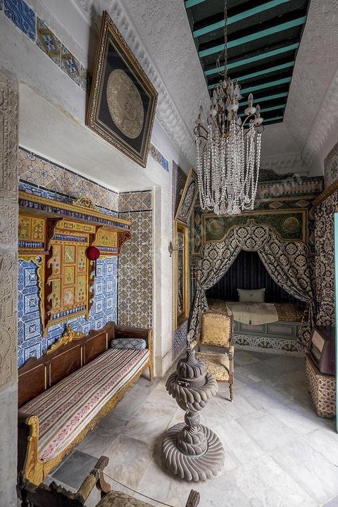 Dar Essid, maison bourgeoise du XVème siècle qui abrite un musée privé d'arts et de traditions, avec de beaux patios, des pièces et salons traditionnels richement décorés avec mobiliers, décorations murales, mais aussi objets de la vie quotidiennes et costumes et bijoux traditionnels. Sousse ou la perle du Sahel. 