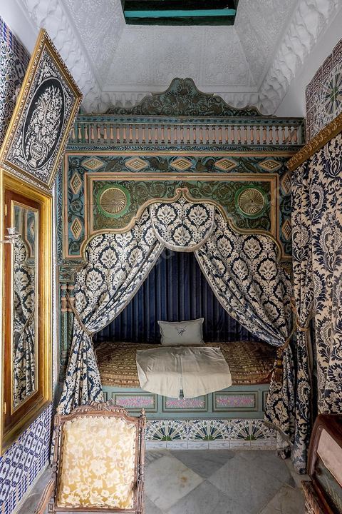 Dar Essid, maison bourgeoise du XVème siècle qui abrite un musée privé d'arts et de traditions, avec de beaux patios, des pièces et salons traditionnels richement décorés avec mobiliers, décorations murales, mais aussi objets de la vie quotidiennes et costumes et bijoux traditionnels. Sousse ou la perle du Sahel. 