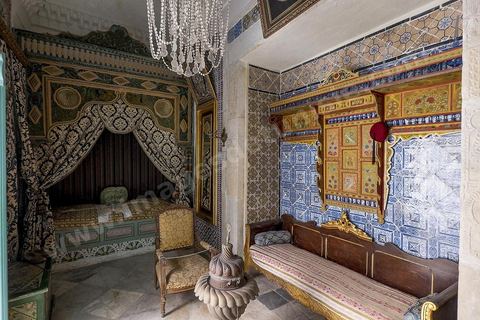 Dar Essid, maison bourgeoise du XVème siècle qui abrite un musée privé d'arts et de traditions, avec de beaux patios, des pièces et salons traditionnels richement décorés avec mobiliers, décorations murales, mais aussi objets de la vie quotidiennes et costumes et bijoux traditionnels. Sousse ou la perle du Sahel. 