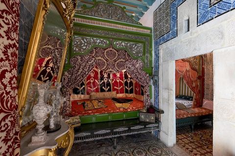 Dar Essid, maison bourgeoise du XVème siècle qui abrite un musée privé d'arts et de traditions, avec de beaux patios, des pièces et salons traditionnels richement décorés avec mobiliers, décorations murales, mais aussi objets de la vie quotidiennes et costumes et bijoux traditionnels. Sousse ou la perle du Sahel. 
