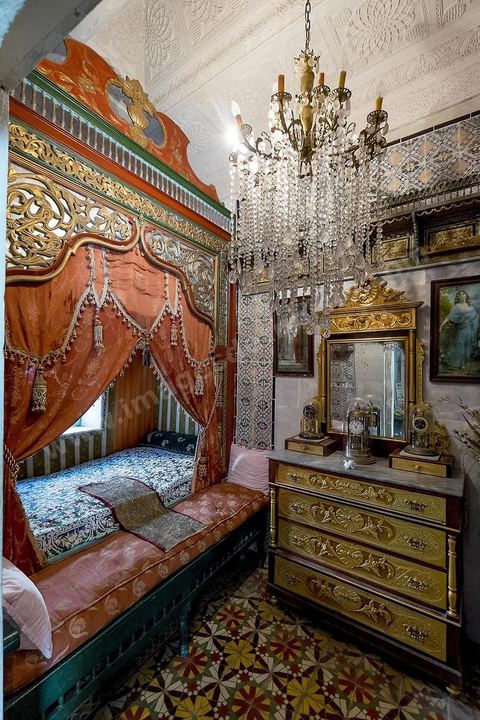 Dar Essid, maison bourgeoise du XVème siècle qui abrite un musée privé d'arts et de traditions, avec de beaux patios, des pièces et salons traditionnels richement décorés avec mobiliers, décorations murales, mais aussi objets de la vie quotidiennes et costumes et bijoux traditionnels. Sousse ou la perle du Sahel. 