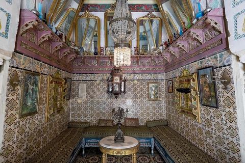Dar Essid, maison bourgeoise du XVème siècle qui abrite un musée privé d'arts et de traditions, avec de beaux patios, des pièces et salons traditionnels richement décorés avec mobiliers, décorations murales, mais aussi objets de la vie quotidiennes et costumes et bijoux traditionnels. Sousse ou la perle du Sahel. 