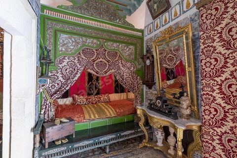 Dar Essid, maison bourgeoise du XVème siècle qui abrite un musée privé d'arts et de traditions, avec de beaux patios, des pièces et salons traditionnels richement décorés avec mobiliers, décorations murales, mais aussi objets de la vie quotidiennes et costumes et bijoux traditionnels. Sousse ou la perle du Sahel. 