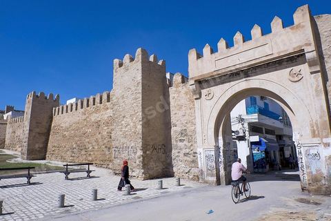 Les remparts extérieurs de la medina de Sousse avec ses imposants murs, portes et tours. Sousse ou la perle du Sahel. 