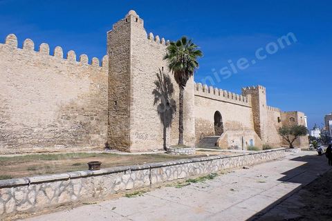 Les remparts extérieurs de la medina de Sousse avec ses imposants murs, portes et tours. Sousse ou la perle du Sahel. 