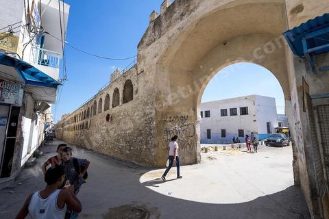 Les remparts extérieurs de la medina de Sousse avec ses imposants murs, portes et tours. Sousse ou la perle du Sahel. 