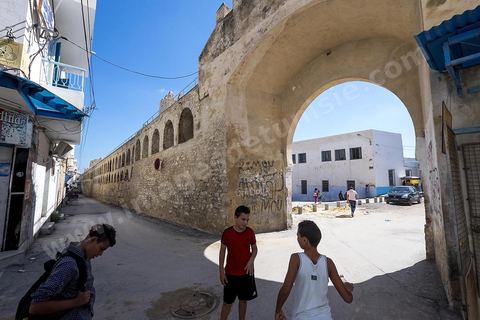 Les remparts extérieurs de la medina de Sousse avec ses imposants murs, portes et tours. Sousse ou la perle du Sahel. 