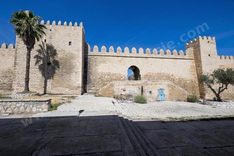 Les remparts extérieurs de la medina de Sousse avec ses imposants murs, portes et tours. Sousse ou la perle du Sahel. 