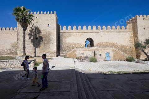 Les remparts extérieurs de la medina de Sousse avec ses imposants murs, portes et tours. Sousse ou la perle du Sahel. 