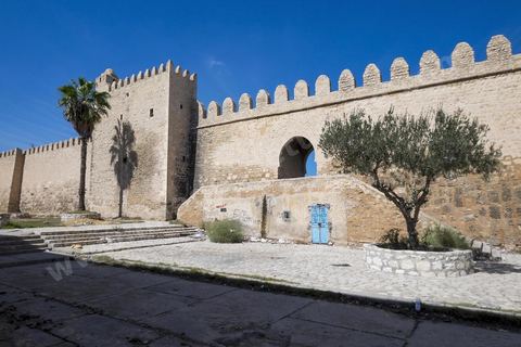 Les remparts extérieurs de la medina de Sousse avec ses imposants murs, portes et tours. Sousse ou la perle du Sahel. 