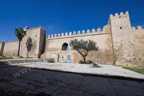 Les remparts extérieurs de la medina de Sousse avec ses imposants murs, portes et tours. Sousse ou la perle du Sahel. 