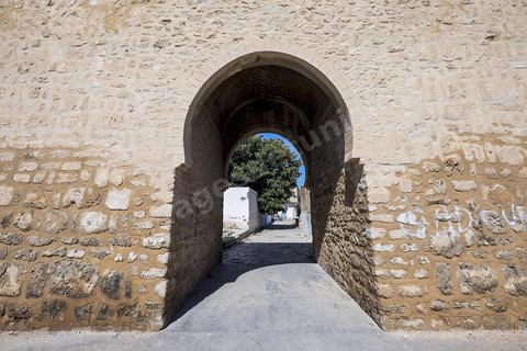 Les remparts extérieurs de la medina de Sousse avec ses imposants murs, portes et tours. Sousse ou la perle du Sahel. 