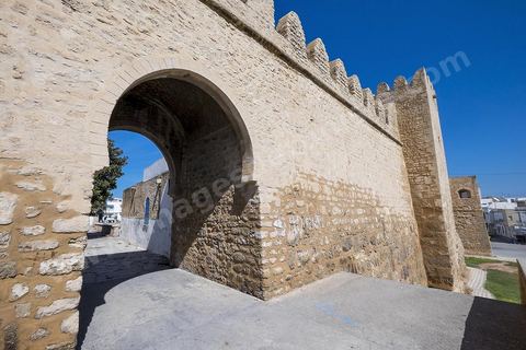 Les remparts extérieurs de la medina de Sousse avec ses imposants murs, portes et tours. Sousse ou la perle du Sahel. 