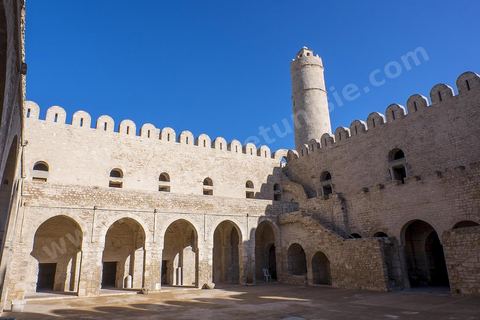 La cour intérieure entourée d'un portique sous lequel s'ouvrent les cellules des moines du ribat de Sousse. Sousse ou la perle du Sahel. 