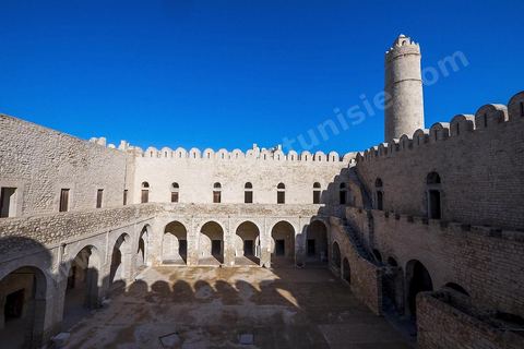 La cour intérieure entourée d'un portique sous lequel s'ouvrent les cellules des moines du ribat de Sousse. Sousse ou la perle du Sahel. 