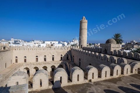La cour intérieure entourée d'un portique sous lequel s'ouvrent les cellules des moines du ribat de Sousse. Sousse ou la perle du Sahel. 
