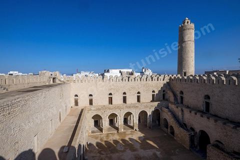 La cour intérieure entourée d'un portique sous lequel s'ouvrent les cellules des moines du ribat de Sousse. Sousse ou la perle du Sahel. 