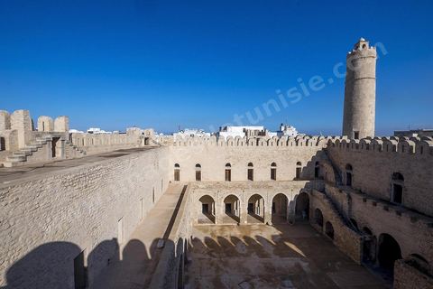 La cour intérieure entourée d'un portique sous lequel s'ouvrent les cellules des moines du ribat de Sousse. Sousse ou la perle du Sahel. 