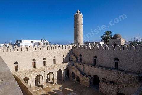 La cour intérieure entourée d'un portique sous lequel s'ouvrent les cellules des moines du ribat de Sousse. Sousse ou la perle du Sahel. 