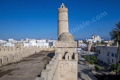 La cour intérieure entourée d'un portique sous lequel s'ouvrent les cellules des moines du ribat de Sousse. Sousse ou la perle du Sahel. 