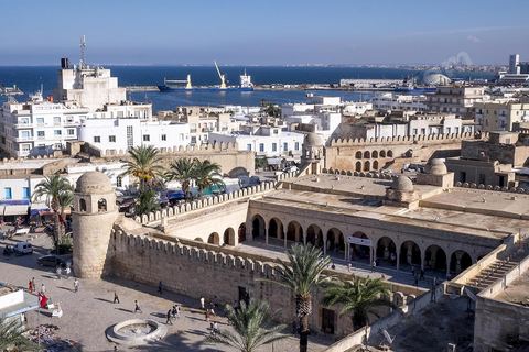 Vue sur la Grande mosquée et le port de Sousse depuis le minaret du ribat. Sousse ou la perle du Sahel. 