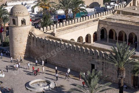 Vue sur la Grande mosquée et le port de Sousse depuis le minaret du ribat. Sousse ou la perle du Sahel. 