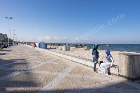 La plage sur la corniche en centre ville de Sousse ou la perle du Sahel. 