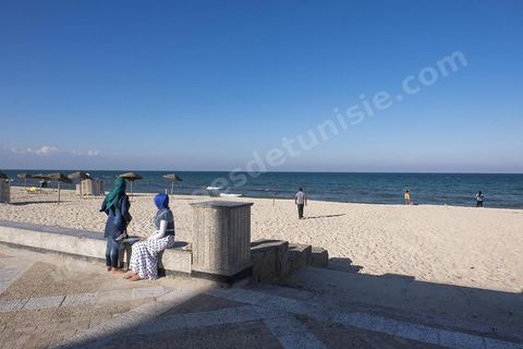 La plage sur la corniche en centre ville de Sousse ou la perle du Sahel. 