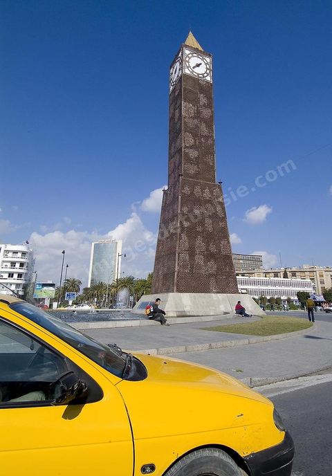 Monument du 7 novembre sur la place du 7 novembre à Tunis avec premier plan taxi jaune