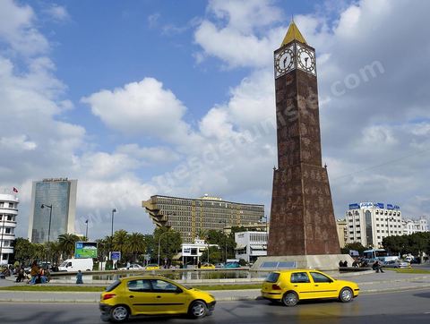 Monument du 7 novembre sur la place du 7 novembre à Tunis avec premier plan taxi jaune