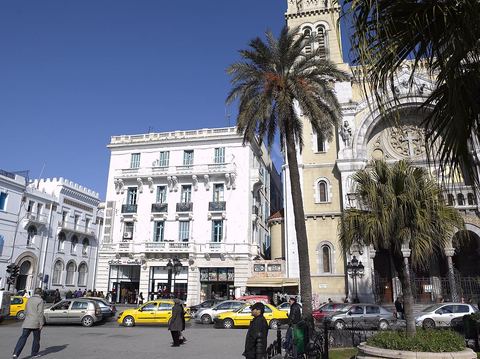 Place de France à Tunis avec Cathédrale et la circulation automobile