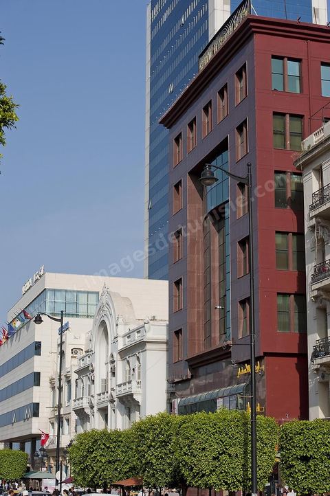 Façades immeubles modernes et coloniaux sur l'avenue Habib Bourguiba