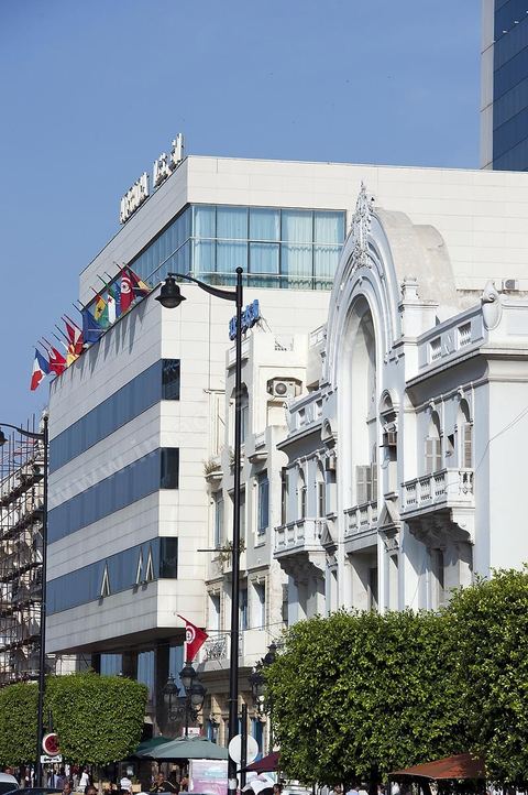 Façades immeubles modernes et coloniaux sur l'avenue Habib Bourguiba