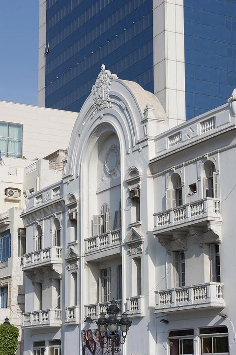 Façades immeubles modernes et coloniaux sur l'avenue Habib Bourguiba