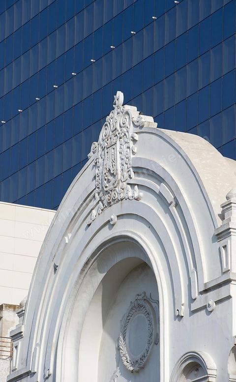 Façades immeubles modernes et coloniaux sur l'avenue Habib Bourguiba