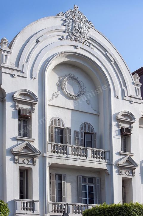 Façades immeubles modernes et coloniaux sur l'avenue Habib Bourguiba