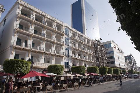 Façades immeubles modernes et coloniaux sur l'avenue Habib Bourguiba