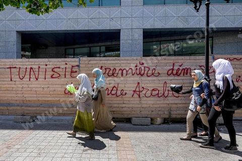 Scenes from everyday life on Habib Bourguiba Avenue