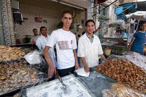 Marché quotidien dans le quartier Halfaouine dans la medina de Tunis