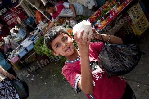 Marché quotidien dans le quartier Halfaouine dans la medina de Tunis
