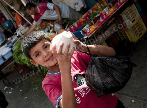 Marché quotidien dans le quartier Halfaouine dans la medina de Tunis