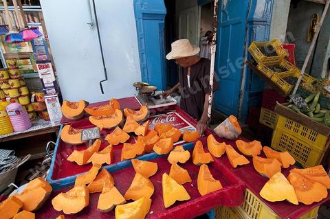Marché quotidien dans le quartier Halfaouine dans la medina de Tunis