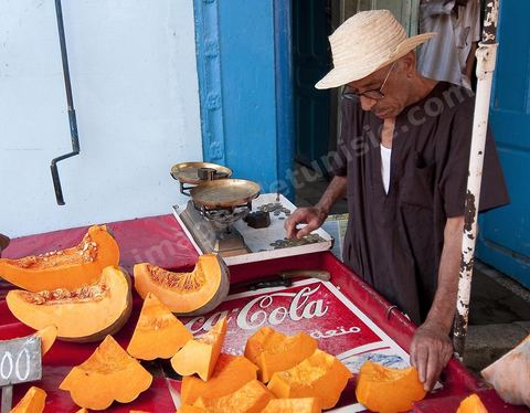 Marché quotidien dans le quartier Halfaouine dans la medina de Tunis