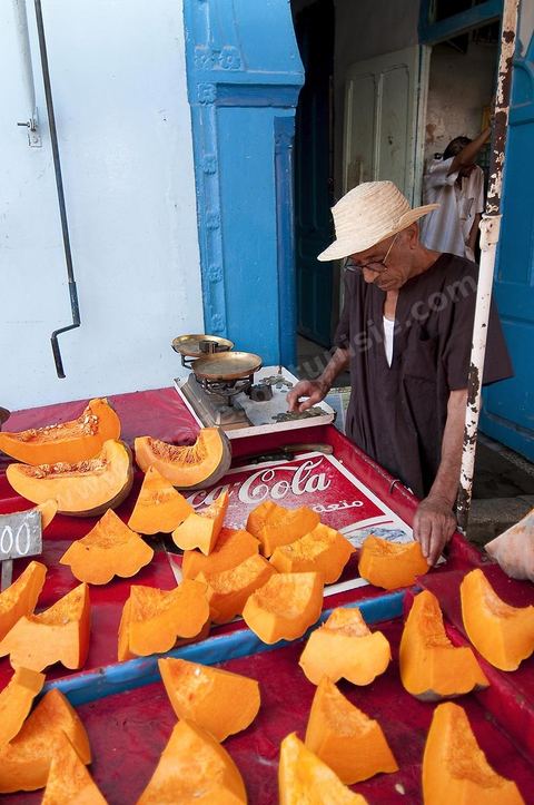 Marché quotidien dans le quartier Halfaouine dans la medina de Tunis