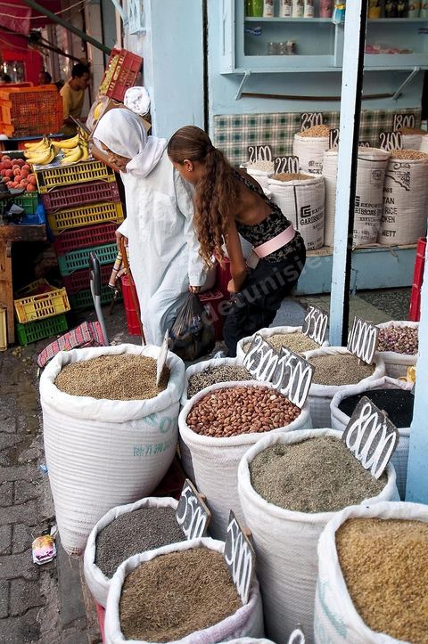 Marché quotidien dans le quartier Halfaouine dans la medina de Tunis
