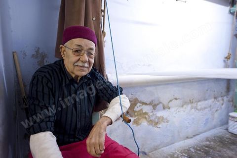 Artisan tisserand dans le quartier Halfaouine dans la medina de Tunis