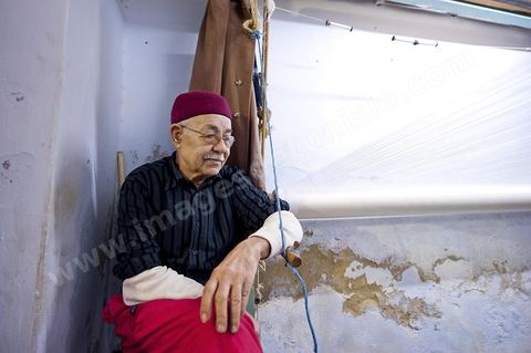 Artisan tisserand dans le quartier Halfaouine dans la medina de Tunis