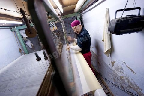 Artisan tisserand dans le quartier Halfaouine dans la medina de Tunis